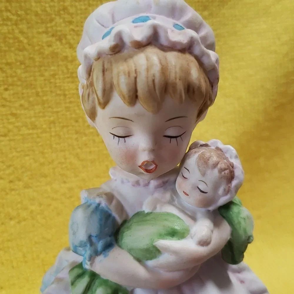 Vintage Porcelain Nursemaid and Baby Revolving Musical Figurine "Brahms Lullaby" - Picture 6 of 7